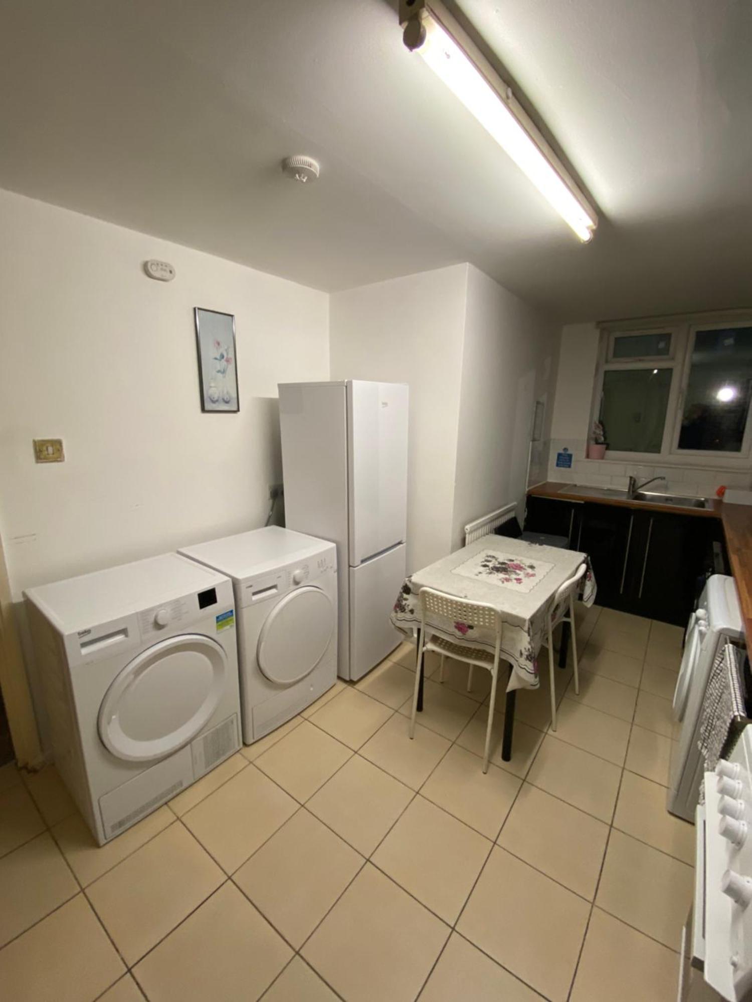 Fabulous Private Bedrooms Near Euston Station, Central London Лондон