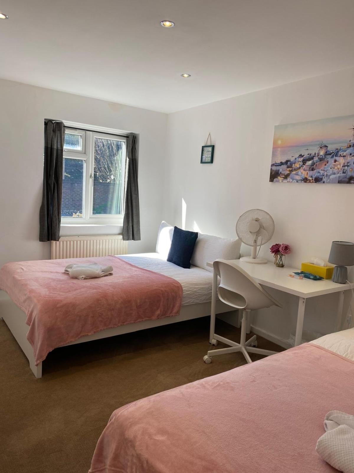 Fabulous Private Bedrooms Near Euston Station, Central London Лондон