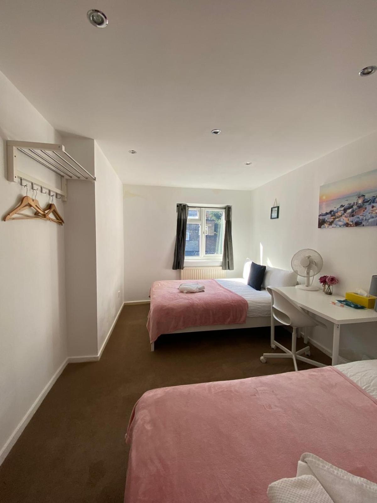 Проживание в семье Fabulous Private Bedrooms Near Euston Station, Central London Лондон
